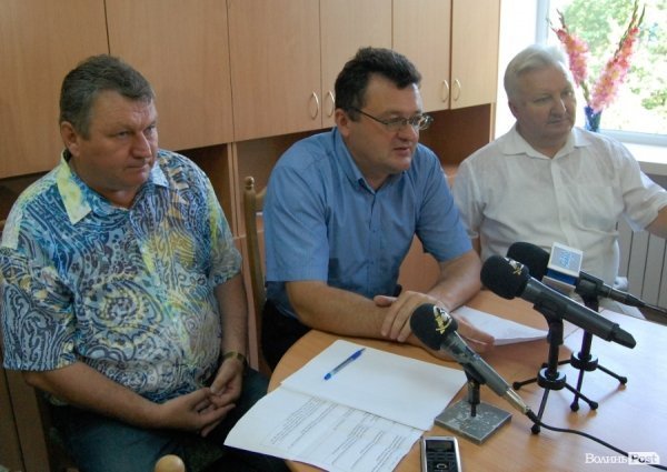 Зліва на право: директор ТзОВ «Житлобуд-2» Леонід Стефанович, начальник обласного управління охорони здоров'я Ігор Ващенюк і головний лікар обласного центру екстреної медичної допомоги та медицини катастроф Олег Куц