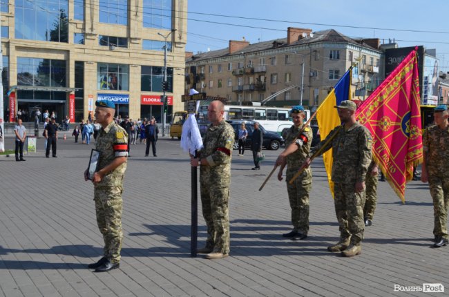 «Був сміливим, добрим і завжди допомагав»: у Луцьку попрощалися з Героєм Юрієм Лавренчуком. ФОТОРЕПОРТАЖ