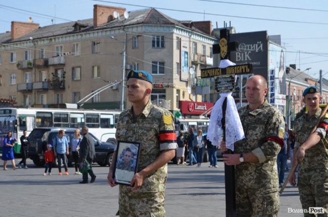 «Був сміливим, добрим і завжди допомагав»: у Луцьку попрощалися з Героєм Юрієм Лавренчуком. ФОТОРЕПОРТАЖ