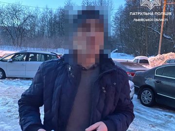 Закопався в сніг від поліції: у Львові затримали крадіїв автозапчастин. ФОТО