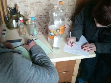 У Луцьку викрили підпільну «наливайку», де жінка торгувала сурогатом