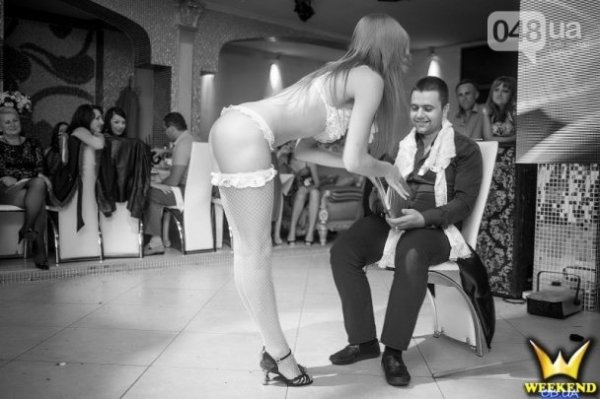 Фото скандального стриптизу в Одесі, на який дивилися діти