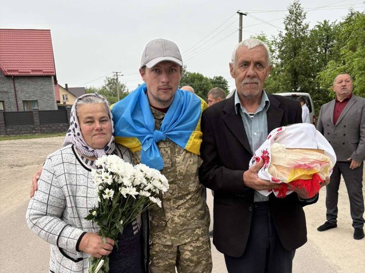 На Волині у рідному селі зустріли звільненого з полону воїна Андрія Войчука