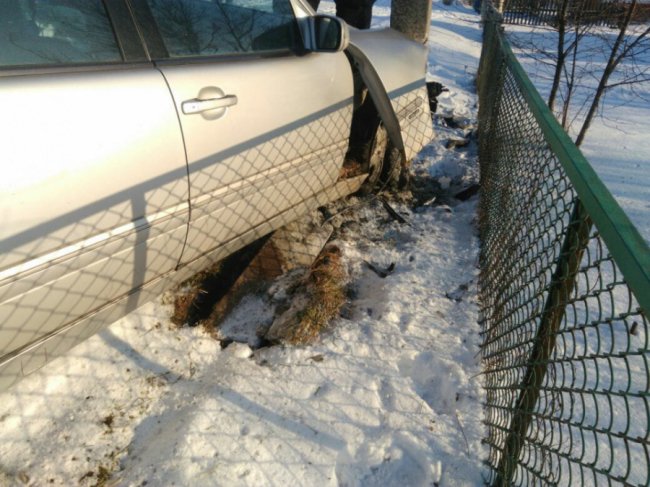 На Волині Mercedes «врізався» в стовп. ФОТО