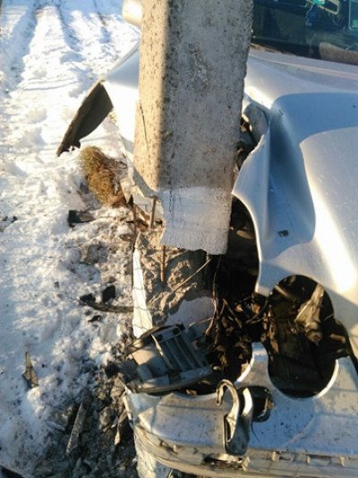 На Волині Mercedes «врізався» в стовп. ФОТО