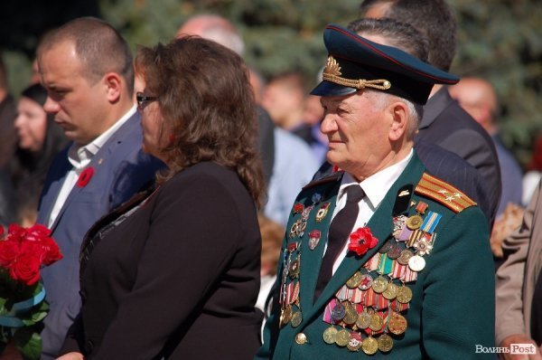 9 травня у Луцьку: квіти, сльози та молитви. ФОТО