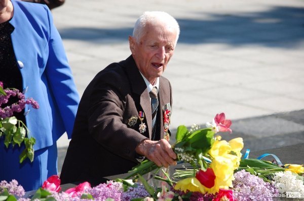 9 травня у Луцьку: квіти, сльози та молитви. ФОТО