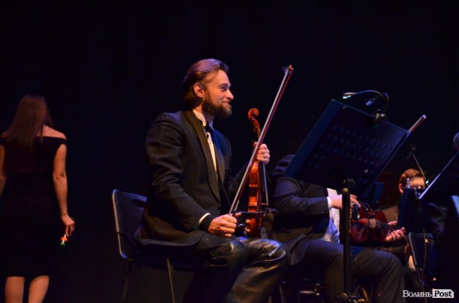 Новорічні хіти та казкова енергетика: як лучан розважали LeoBand Orchestra. ФОТОРЕПОРТАЖ