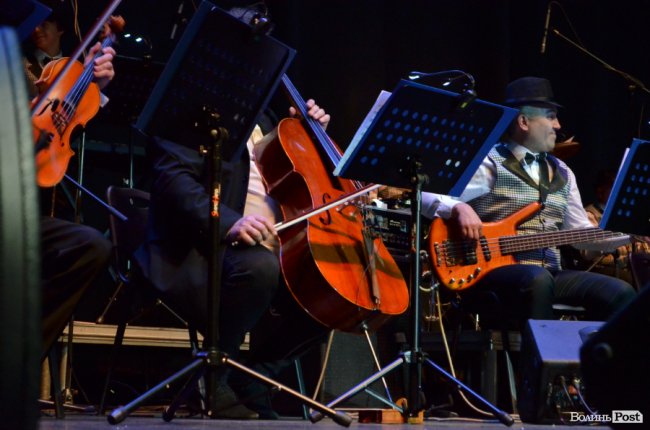 Новорічні хіти та казкова енергетика: як лучан розважали LeoBand Orchestra. ФОТОРЕПОРТАЖ