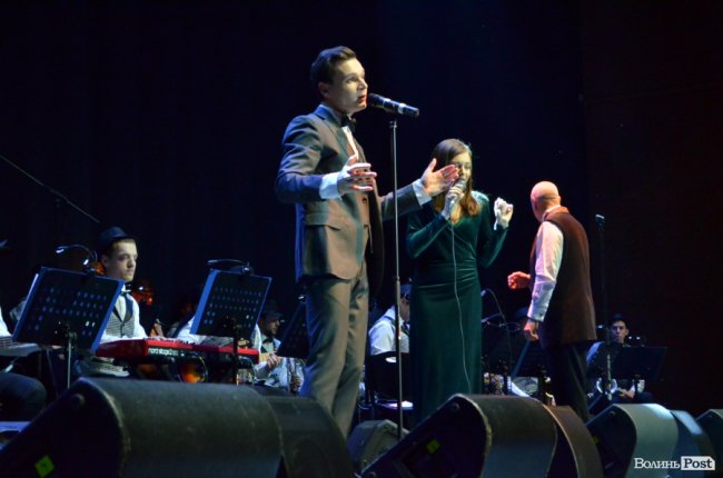 Новорічні хіти та казкова енергетика: як лучан розважали LeoBand Orchestra. ФОТОРЕПОРТАЖ