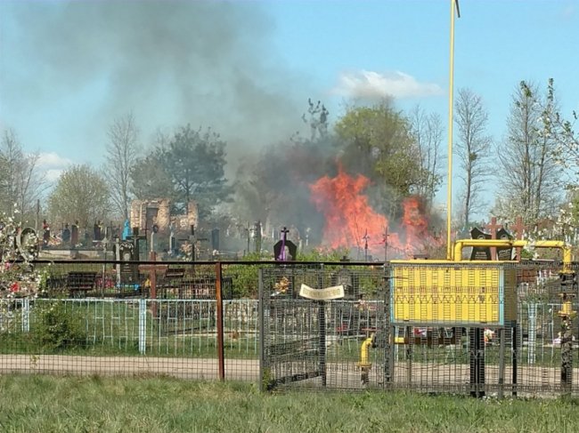 На Волині гасили пожежу на цвинтарі. ФОТО
