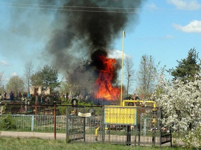 На Волині гасили пожежу на цвинтарі. ФОТО