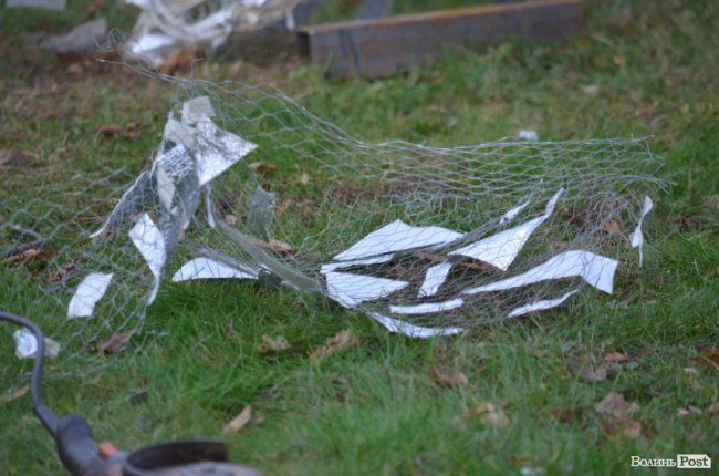 Біля мерії у Луцьку облаштовують святкову ілюмінацію. ФОТО