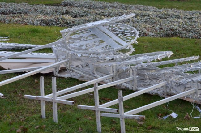 Біля мерії у Луцьку облаштовують святкову ілюмінацію. ФОТО