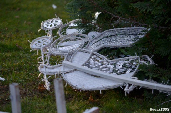 Біля мерії у Луцьку облаштовують святкову ілюмінацію. ФОТО