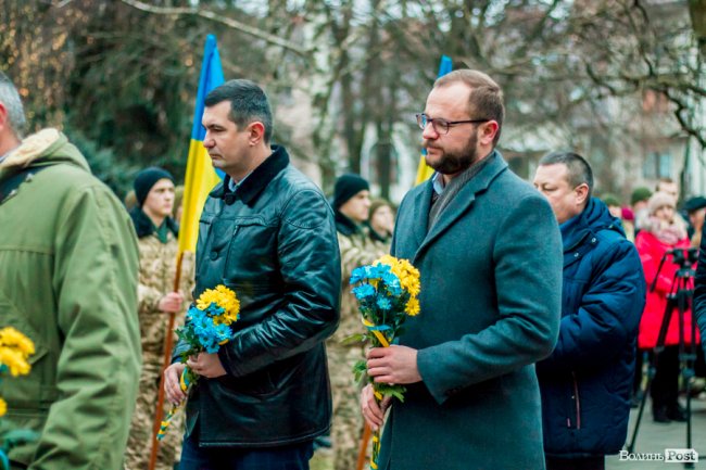 Квіти, сльози і свічки: у День Гідності та Свободи лучани вшанували пам'ять полеглих