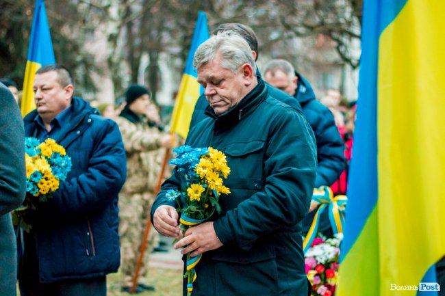 Квіти, сльози і свічки: у День Гідності та Свободи лучани вшанували пам'ять полеглих