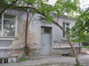 Мешканці луцького двору кажуть, що біля їхнього будинку – наркопритон