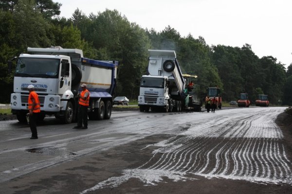 Дорогу «Луцьк-Рівне» ремонтують одесити. ФОТО