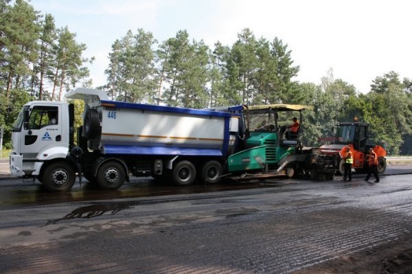 Дорогу «Луцьк-Рівне» ремонтують одесити. ФОТО
