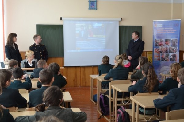 У Луцьку діти вчать дітей не бавитися з сірниками. ФОТО