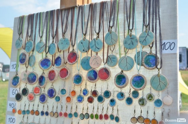 Від і до: які і за скільки сувеніри везуть з «Бандерштату». ФОТО