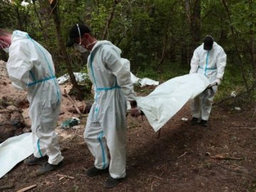 Зв’язані руки та прострілені коліна: біля Бучі знайшли ще одну братську могилу