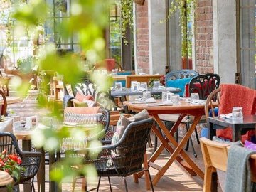 Відсьогодні у Луцьку відкриваються магазини в ТРЦ, літні майданчики кафе та салони краси