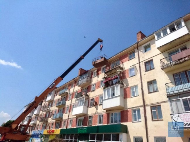 У центрі Володимира укріплюють аварійну багатоповерхівку. ФОТО