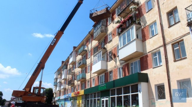 У центрі Володимира укріплюють аварійну багатоповерхівку. ФОТО