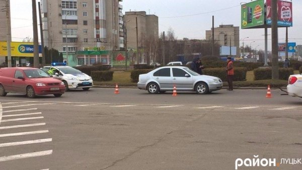  У Луцьку тролейбус пошкодив автомобіль. ФОТО