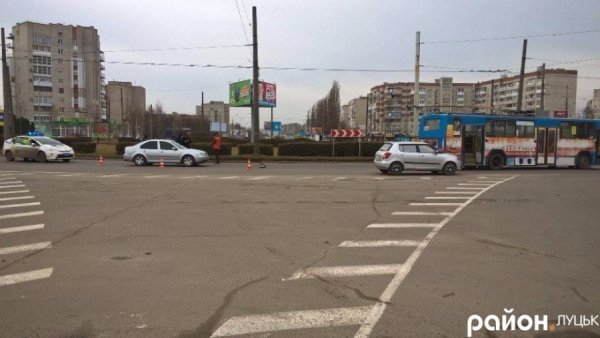  У Луцьку тролейбус пошкодив автомобіль. ФОТО