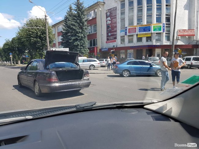 У Луцьку зіткнулися Mercedes і поліцейська автівка. ФОТО