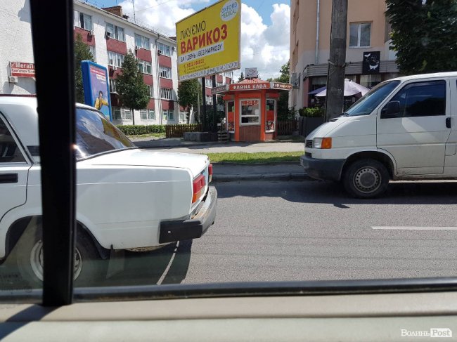 У Луцьку зіткнулися Mercedes і поліцейська автівка. ФОТО