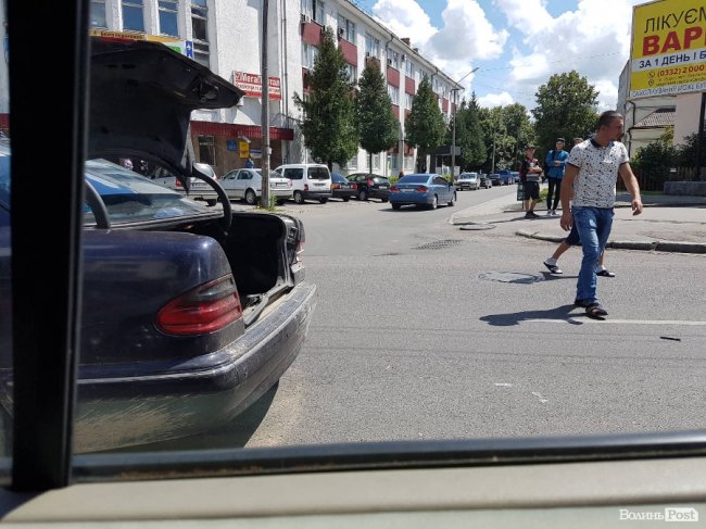 У Луцьку зіткнулися Mercedes і поліцейська автівка. ФОТО