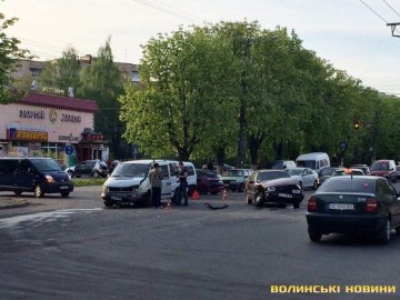 Біля «Золотого дракону» зіткнулися Mercedes і Volkswagen