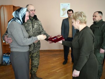 На Волині батьки загиблого солдата Максима Хартанюка отримали орден. ФОТО