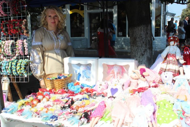 Ляльки, глечики, намиста: у центрі Луцька – колоритний ярмарок. ФОТО