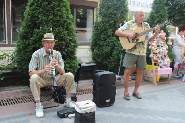 Ляльки, глечики, намиста: у центрі Луцька – колоритний ярмарок. ФОТО