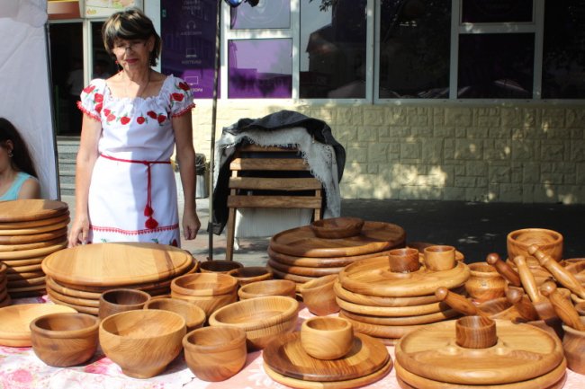 Ляльки, глечики, намиста: у центрі Луцька – колоритний ярмарок. ФОТО