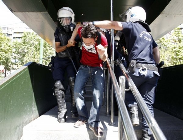 Масові заворушення в Туреччині: двоє людей загинули, тисячу затримали. ФОТО