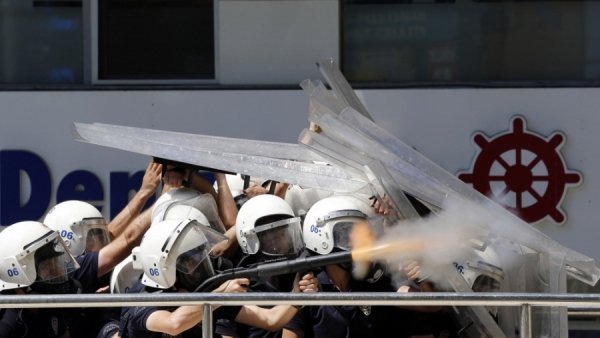 Масові заворушення в Туреччині: двоє людей загинули, тисячу затримали. ФОТО