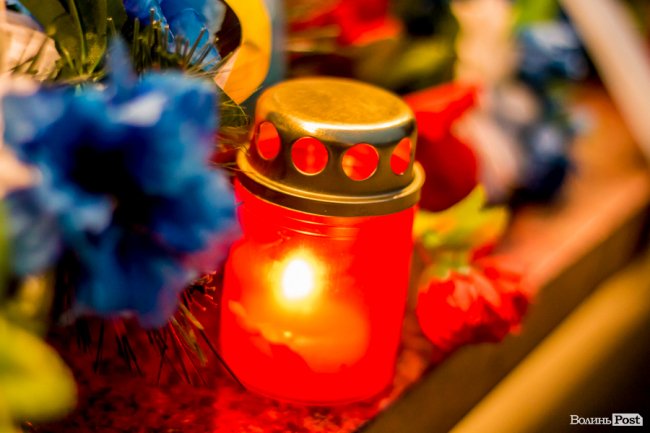 Квіти, сльози і свічки: у День Гідності та Свободи лучани вшанували пам'ять полеглих