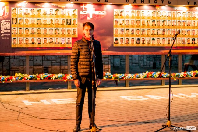 Квіти, сльози і свічки: у День Гідності та Свободи лучани вшанували пам'ять полеглих
