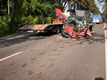У Луцькому районі водій виїхав на зустрічну і зіткнувся з двома авто. ФОТО