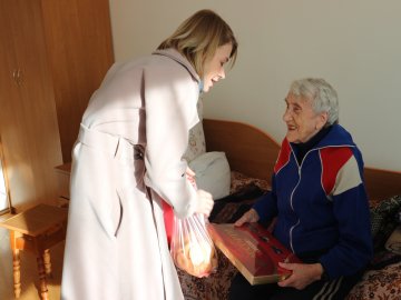 У Підгайцівській ОТГ дарували гостинці одиноким пенсіонерам