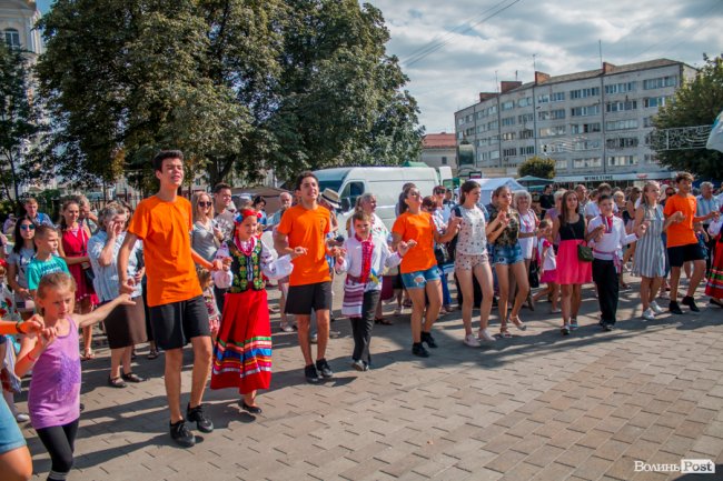 Учасники міжнародного фесту вчили лучан танцювати. ФОТО