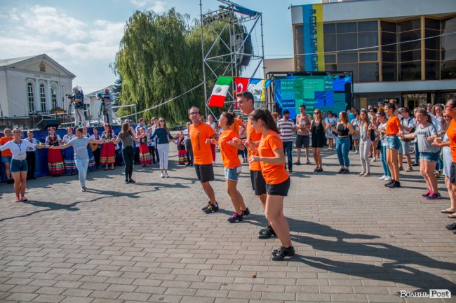 Учасники міжнародного фесту вчили лучан танцювати. ФОТО