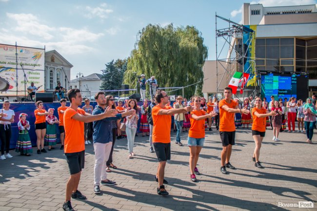 Учасники міжнародного фесту вчили лучан танцювати. ФОТО