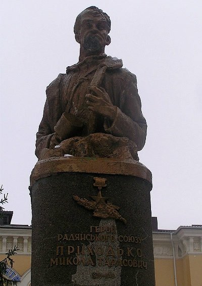 У Здолбунові розбили памʼятник радянському партизану. ФОТО